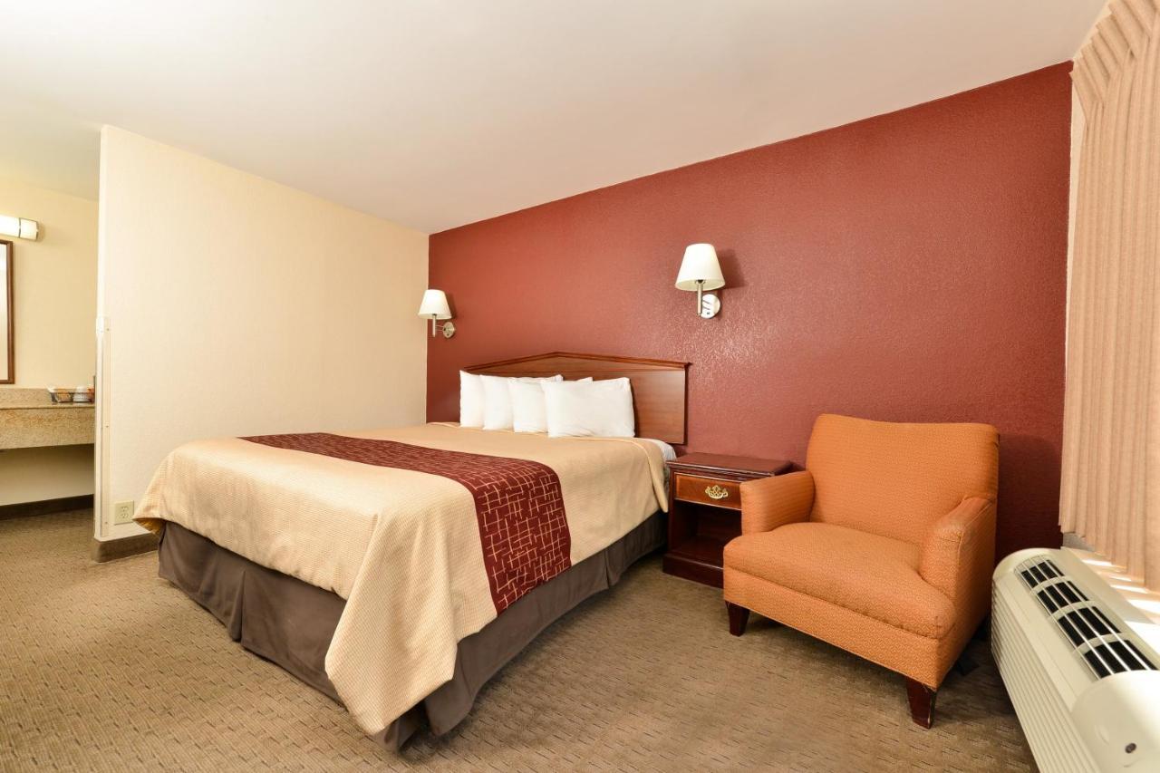 Red Roof Inn Далтън Екстериор снимка